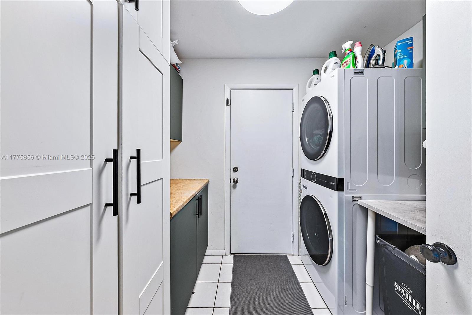 226 Norfolk Road Jupiter, FL 33469 - Photo 24 of 33 Laundry Room