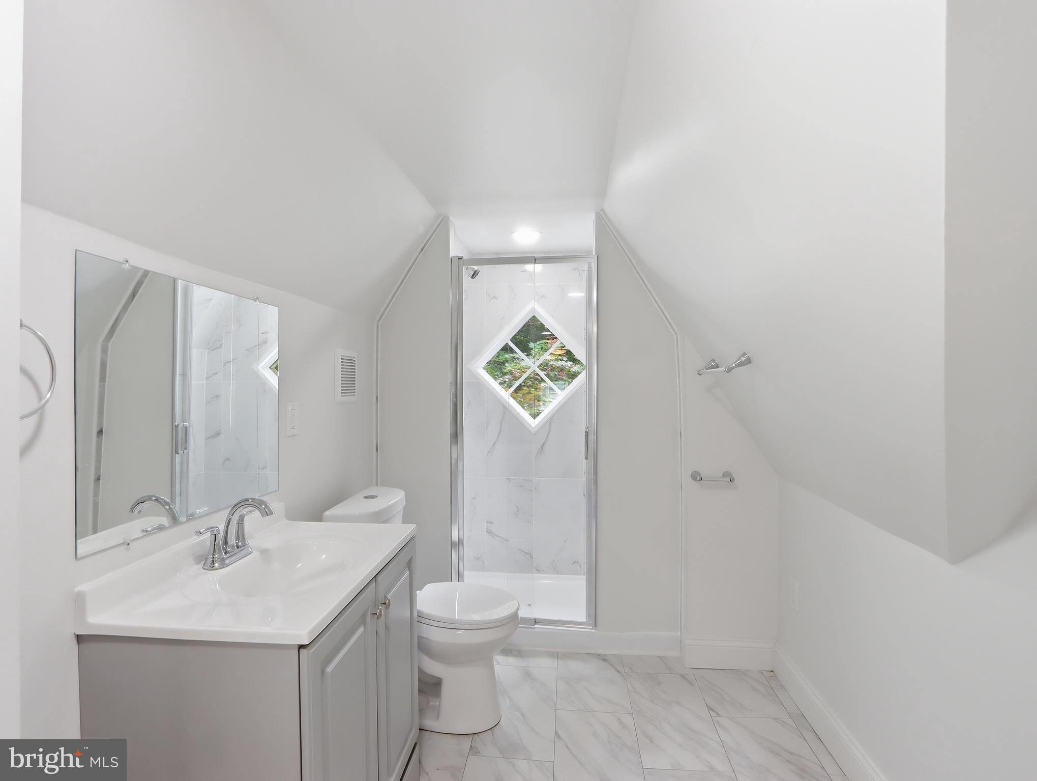 6008 Clearspring Road Baltimore, MD 21212 - Photo 43 of 63 3rd floor middle bathroom