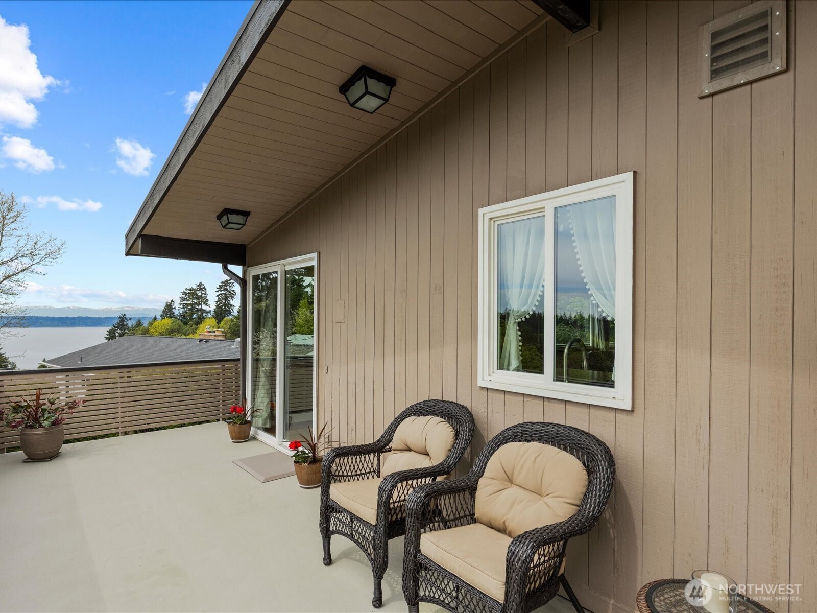 1401 Southwest 137th Street Burien, WA 98166 - Photo 19 of 40 a backyard of a house with table and chairs