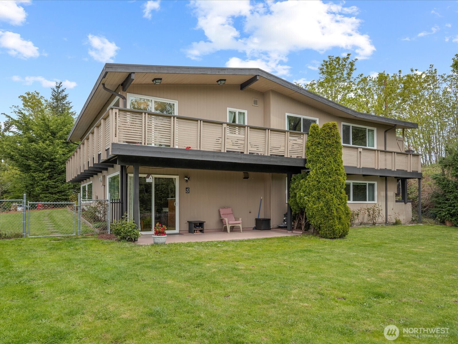 1401 Southwest 137th Street Burien, WA 98166 - Photo 37 of 40 a front view of a house with a garden