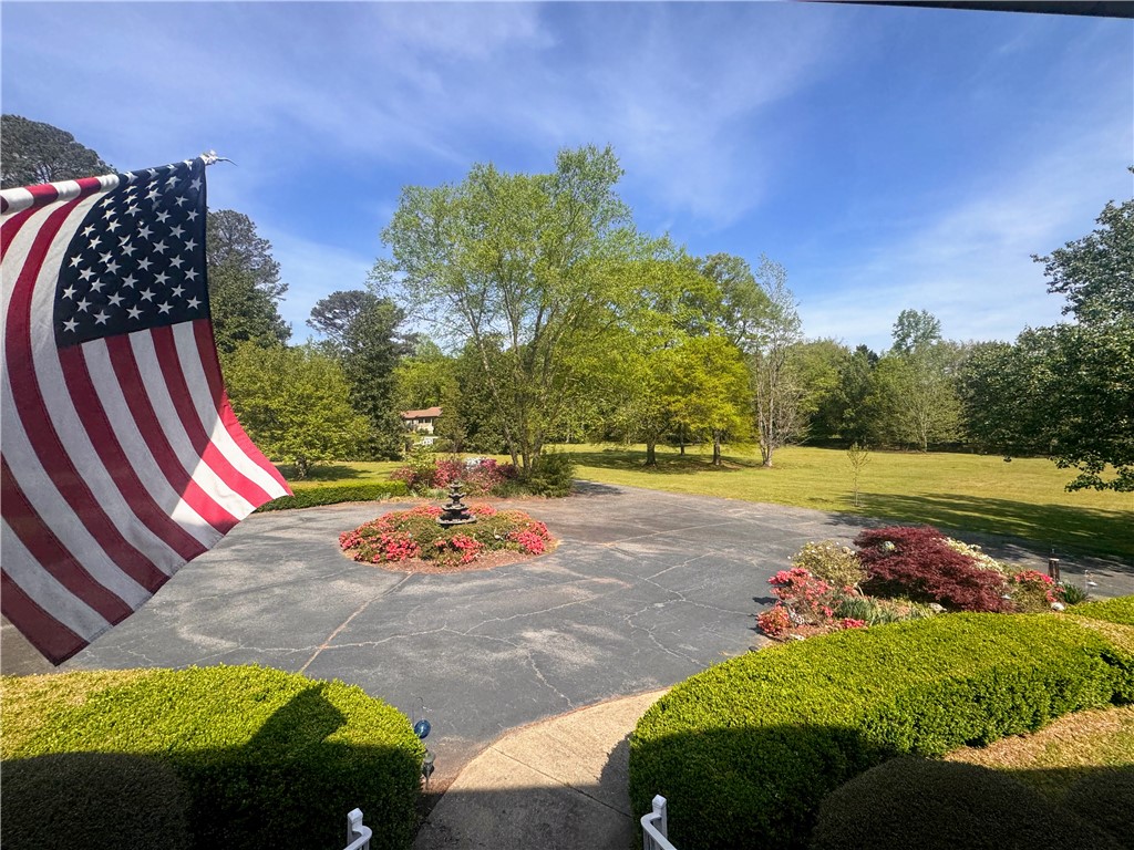 208 Knoxwood Court Anderson, SC 29621 - Photo 10 of 38 This spacious yard offers a circular driveway and beautiful landscaping, perfect for grand arrivals.