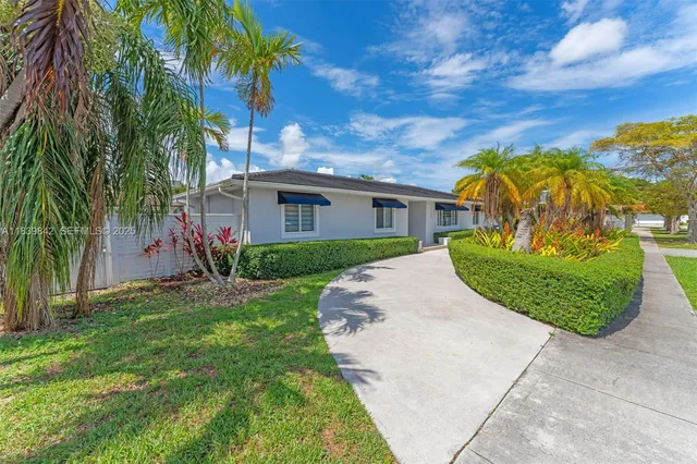 a view of a house with a yard