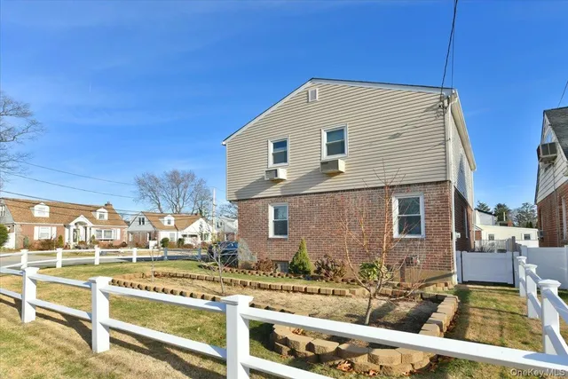 a view of a house with backyard