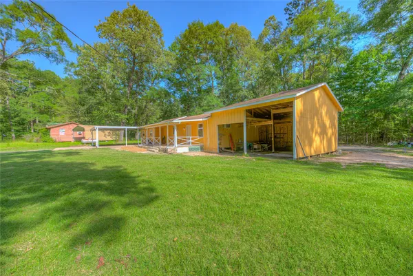a view of a house with backyard and garden