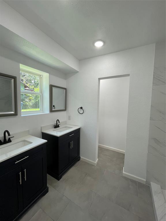 607 East Monterey Street Denison, TX 75021 - Photo 14 of 34 a view of bathroom with a sink and mirror