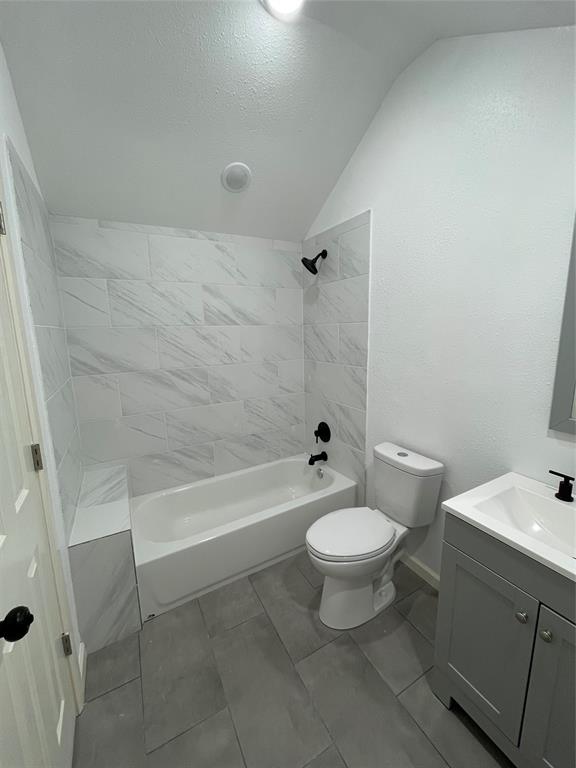 607 East Monterey Street Denison, TX 75021 - Photo 23 of 34 a bathroom with a toilet a sink and bathtub