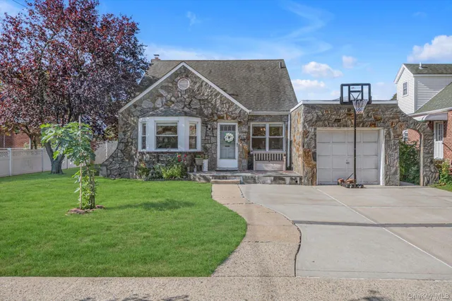 $899,888 | 5 Avon Road, New Hyde Park, NY 11040