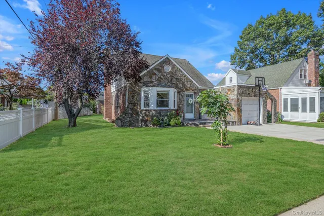 $899,888 | 5 Avon Road, New Hyde Park, NY 11040