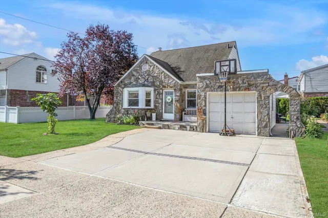 $899,888 | 5 Avon Road, New Hyde Park, NY 11040