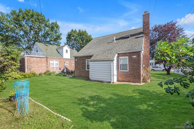 $899,888 | 5 Avon Road, New Hyde Park, NY 11040