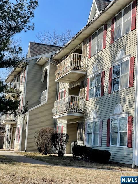 539 Union Avenue, Unit 11 Irvington, NJ 07111 - Photo 2 of 12 a front view of a house with garden