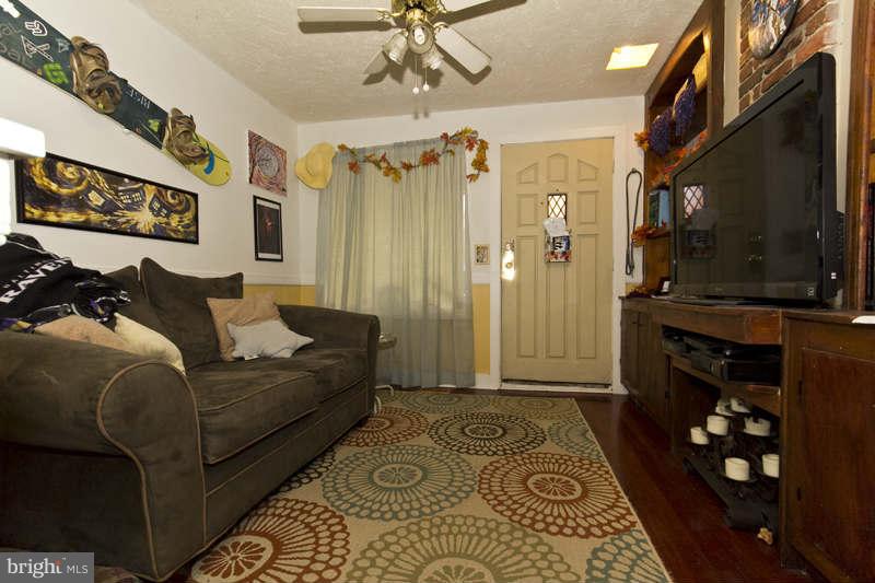 3734 Falls Road Baltimore, MD 21211 - Photo 3 of 18 Family Room