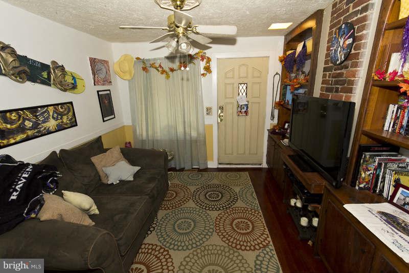 3734 Falls Road Baltimore, MD 21211 - Photo 4 of 18 Family Room