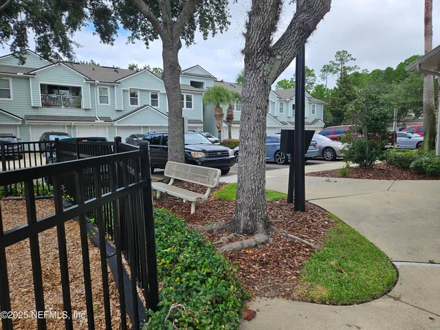 a view of a backyard