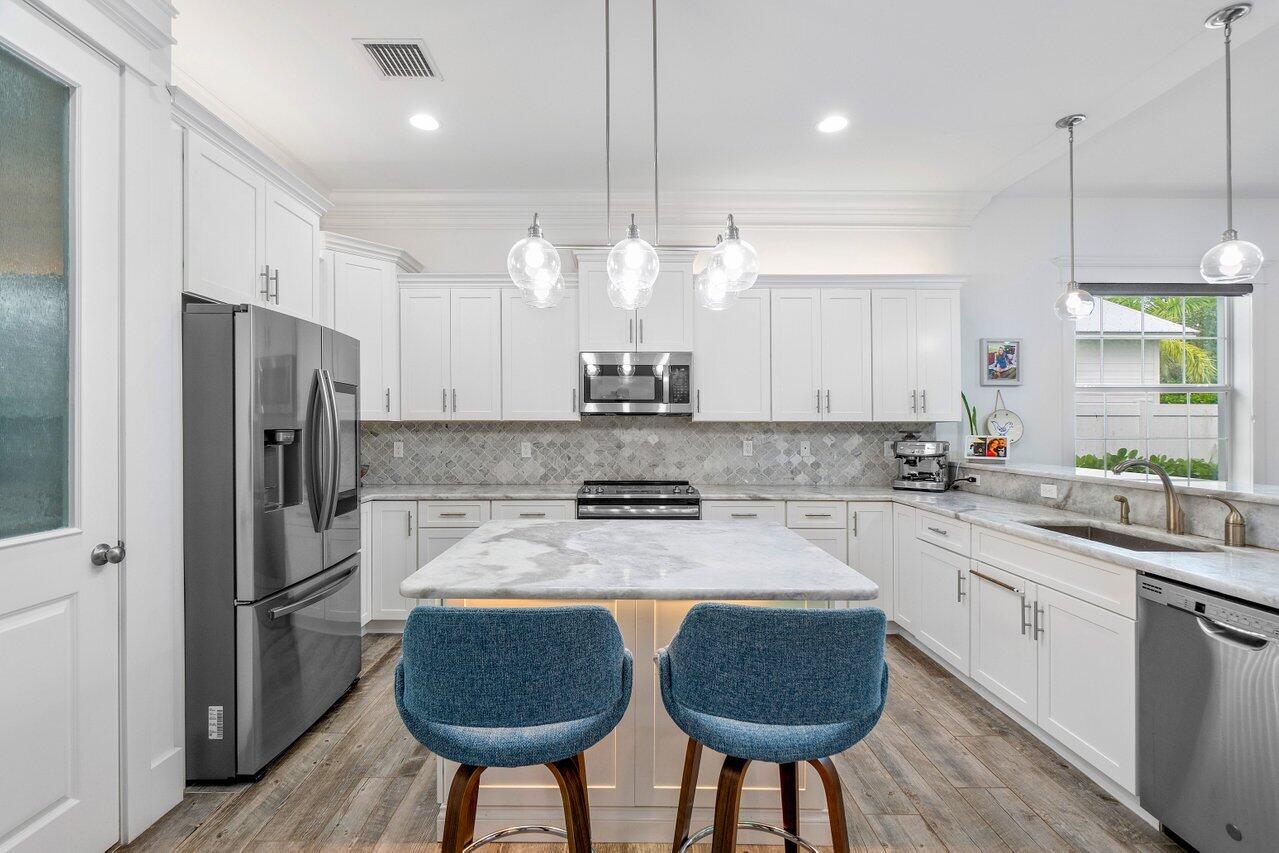405 Coconut Avenue Stuart, FL 34996 - Photo 8 of 60 011-405CoconutAvenue-Stuart-FL-34996-SMA