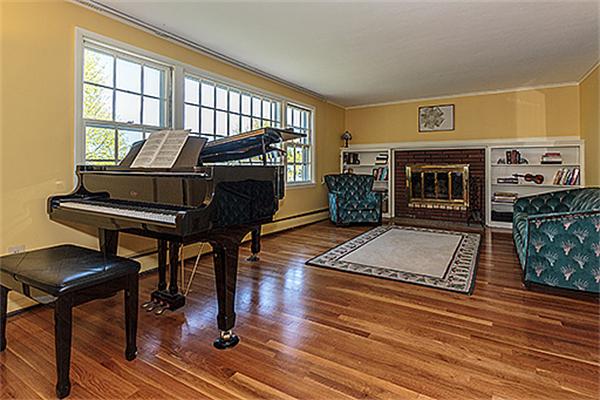 37 Robinhood Road Winchester, MA 01890 - Photo 3 of 18 Gallery Image 3