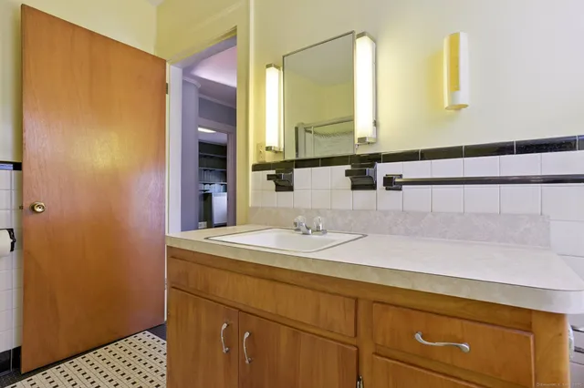 $340,000 | 152 Blydenburg Avenue, New London, CT 06320