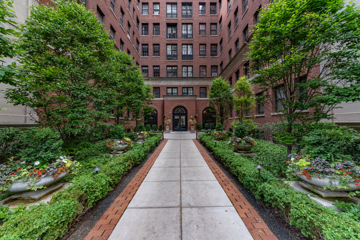 400 West Deming Place, Unit 2P Chicago, IL 60614 - Photo 2 of 9