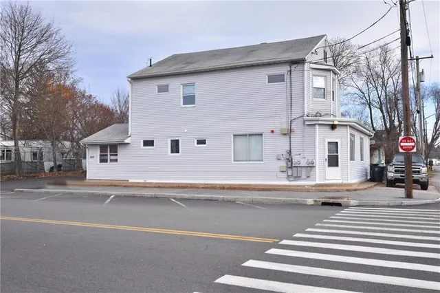$2,300 | 800 Oakland Beach Avenue, Unit B, Warwick, RI 02889