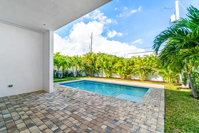 $2,200,000 | 691 Kingsbridge Street, Boca Raton, FL 33487