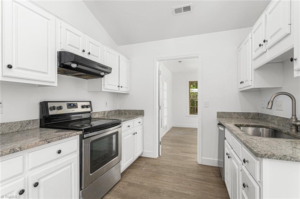 528 Fox Ridge Road Greensboro, NC 27406 - Photo 12 of 32 Kitchen