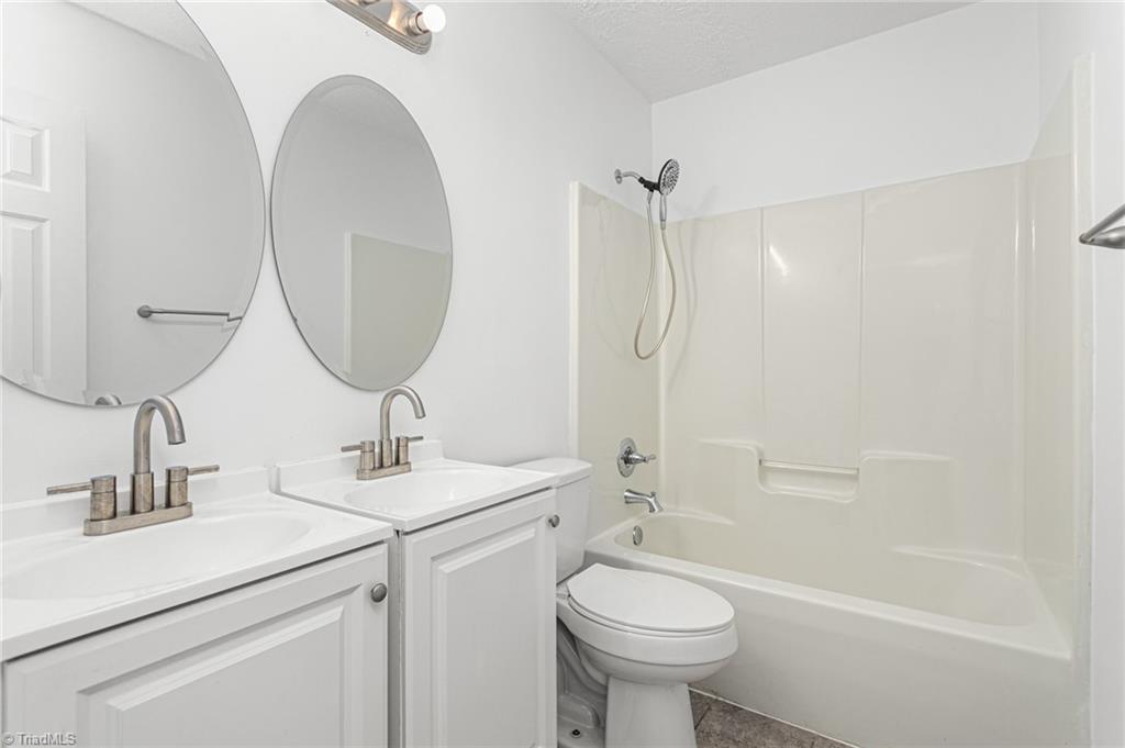 528 Fox Ridge Road Greensboro, NC 27406 - Photo 25 of 32 Hall Bathroom