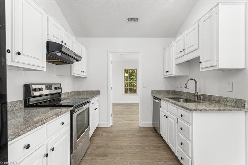 528 Fox Ridge Road Greensboro, NC 27406 - Photo 10 of 32 Kitchen