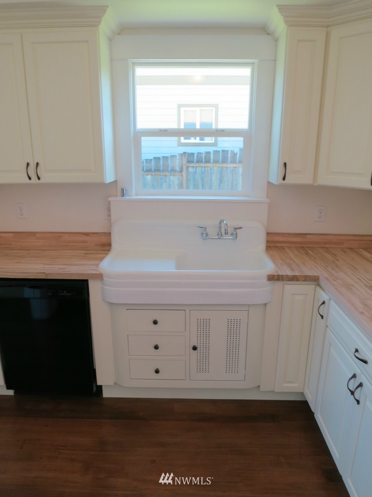 3708 Rockefeller Avenue Everett, WA 98201 - Photo 5 of 13