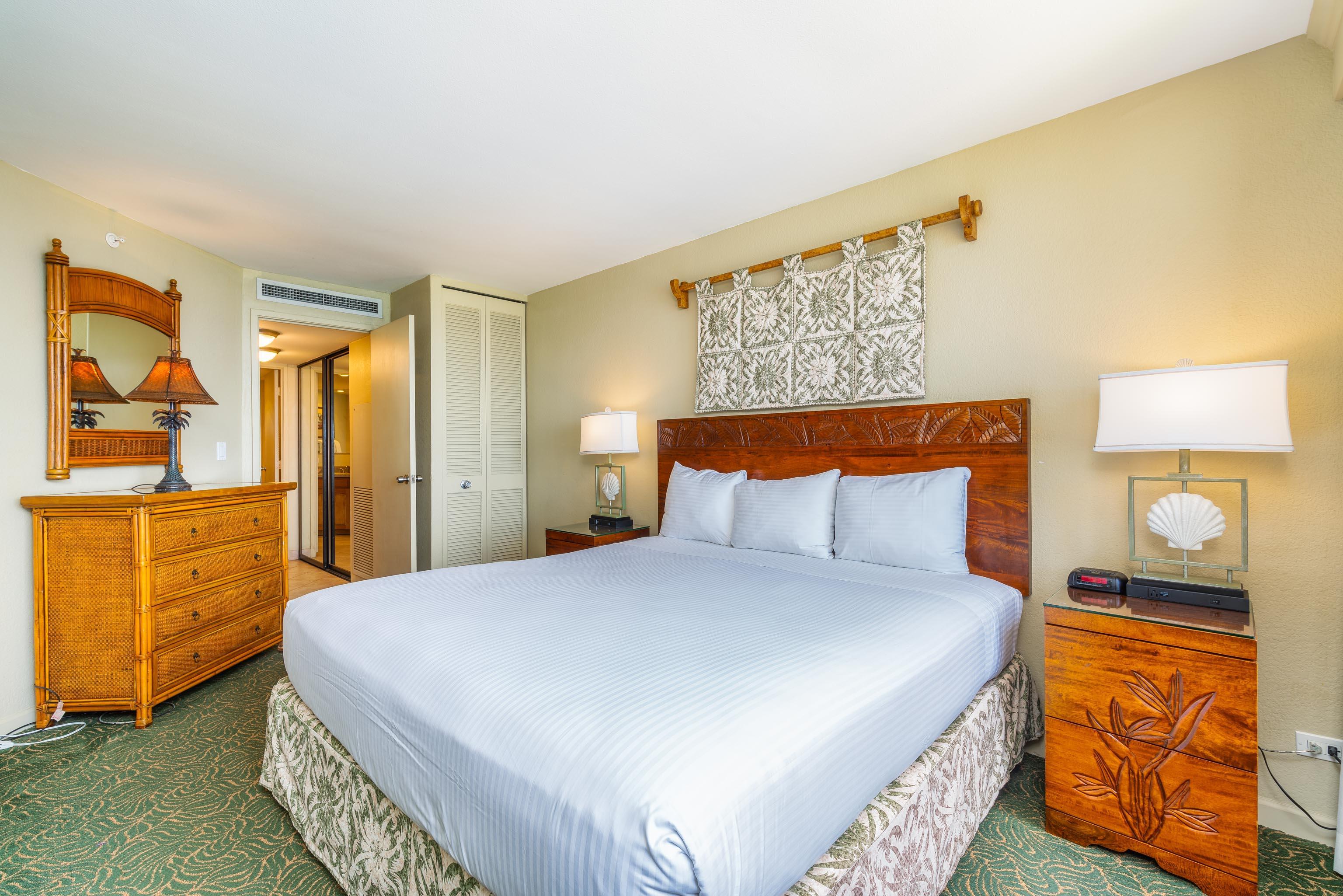 3445 Lower Honoapiilani Road, Unit 905 Lahaina, HI 96761 - Photo 14 of 30 a bedroom with a bed and dresser