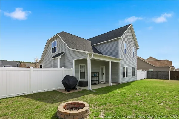 a view of a house with backyard
