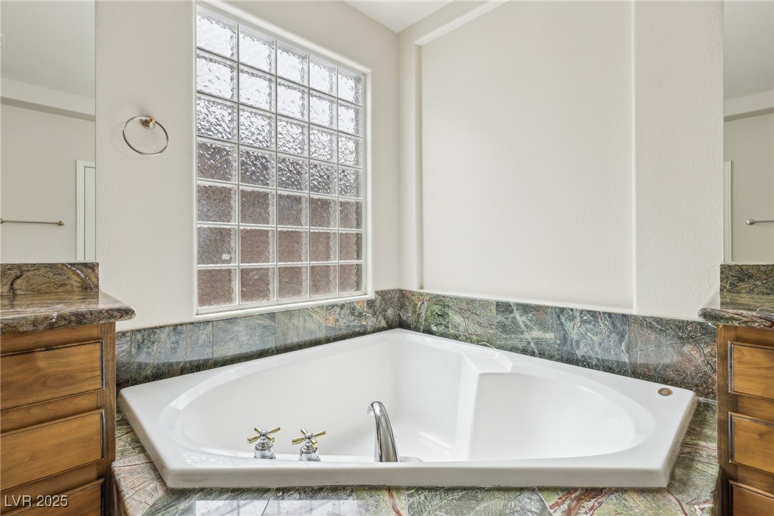 6188 Windfresh Drive Las Vegas, NV 89148 - Photo 54 of 94 Primary garden tub.