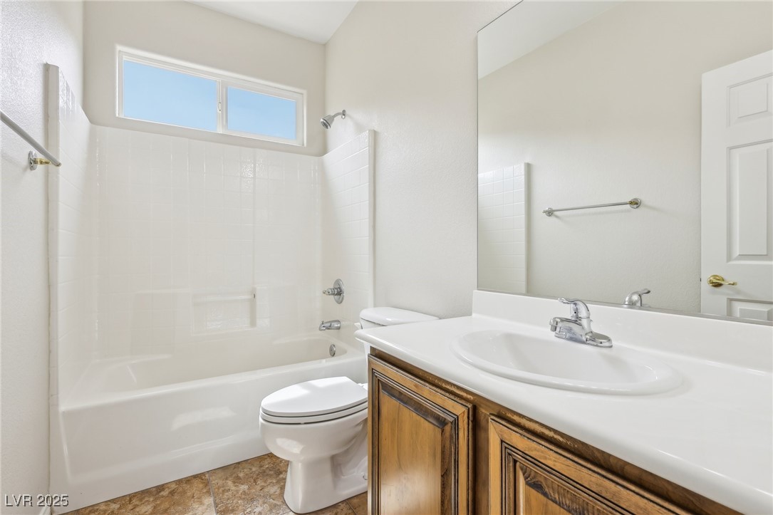 6188 Windfresh Drive Las Vegas, NV 89148 - Photo 70 of 94 Upstairs full bathroom off of loft area and bedroo
