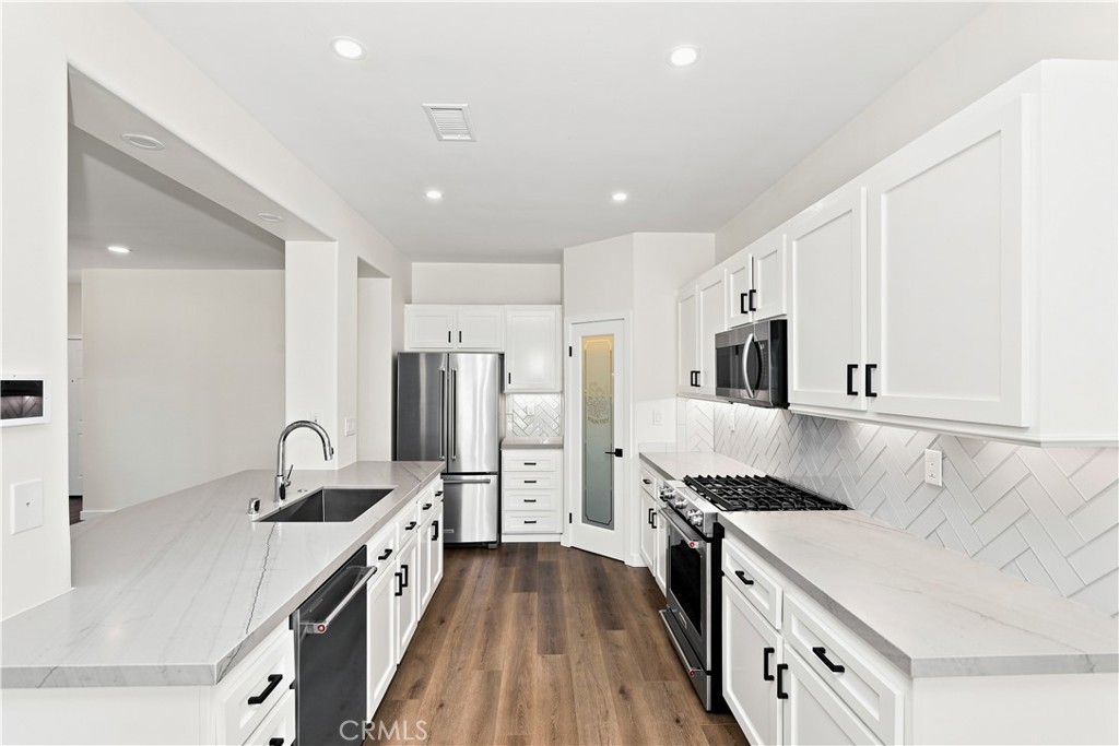 16223 Blue Haven Court Riverside, CA 92503 - Photo 10 of 41 Kitchen