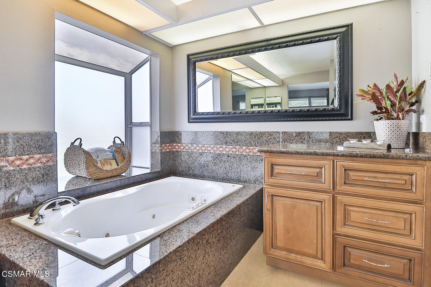 3053 Bianca Circle Simi Valley, CA 93063 - Photo 41 of 73 a bathroom with a tub a sink and mirror