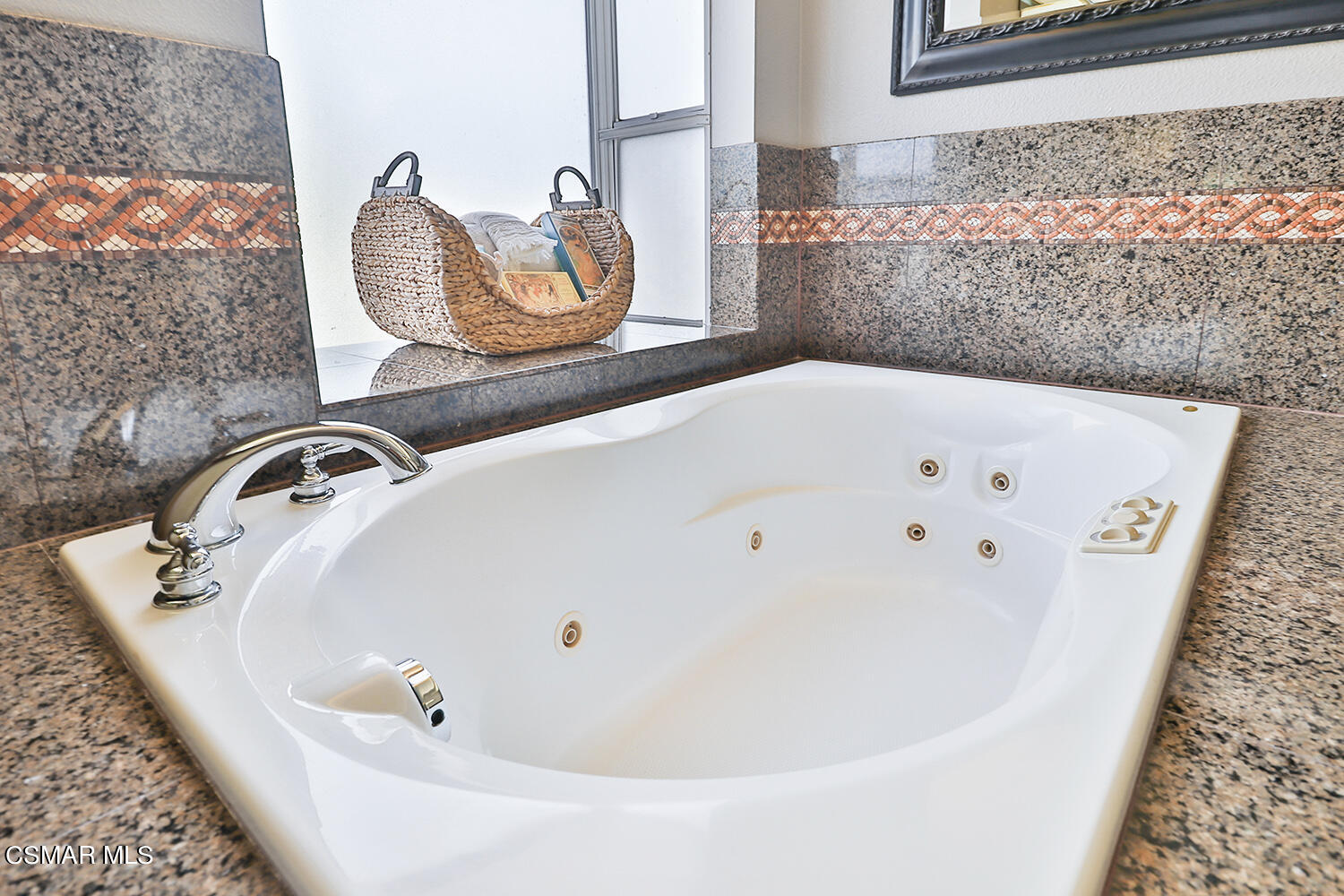 3053 Bianca Circle Simi Valley, CA 93063 - Photo 42 of 73 a bathroom with a tub and mirror