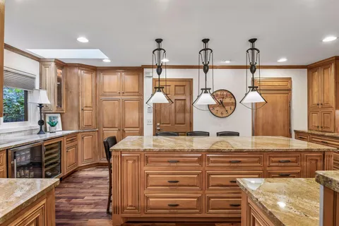 $749,000 | 1140 Hollybrook Drive, Wayzata, MN 55391