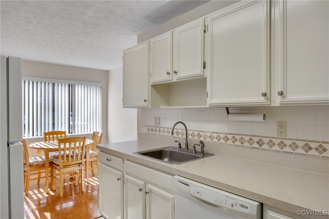 1505 Regency Woods Road, Unit 101 Henrico, VA 23238 - Photo 15 of 25 Kitchen with eat-in breakfast nook