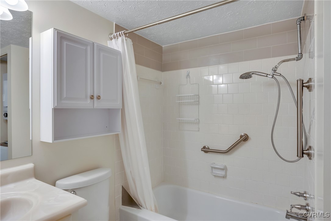 1505 Regency Woods Road, Unit 101 Henrico, VA 23238 - Photo 23 of 25 Full bath with shower / tub combo