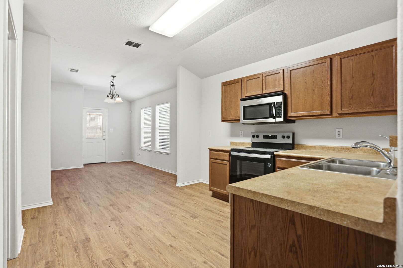 6635 Hartnet Fields Converse, TX 78109 - Photo 3 of 14