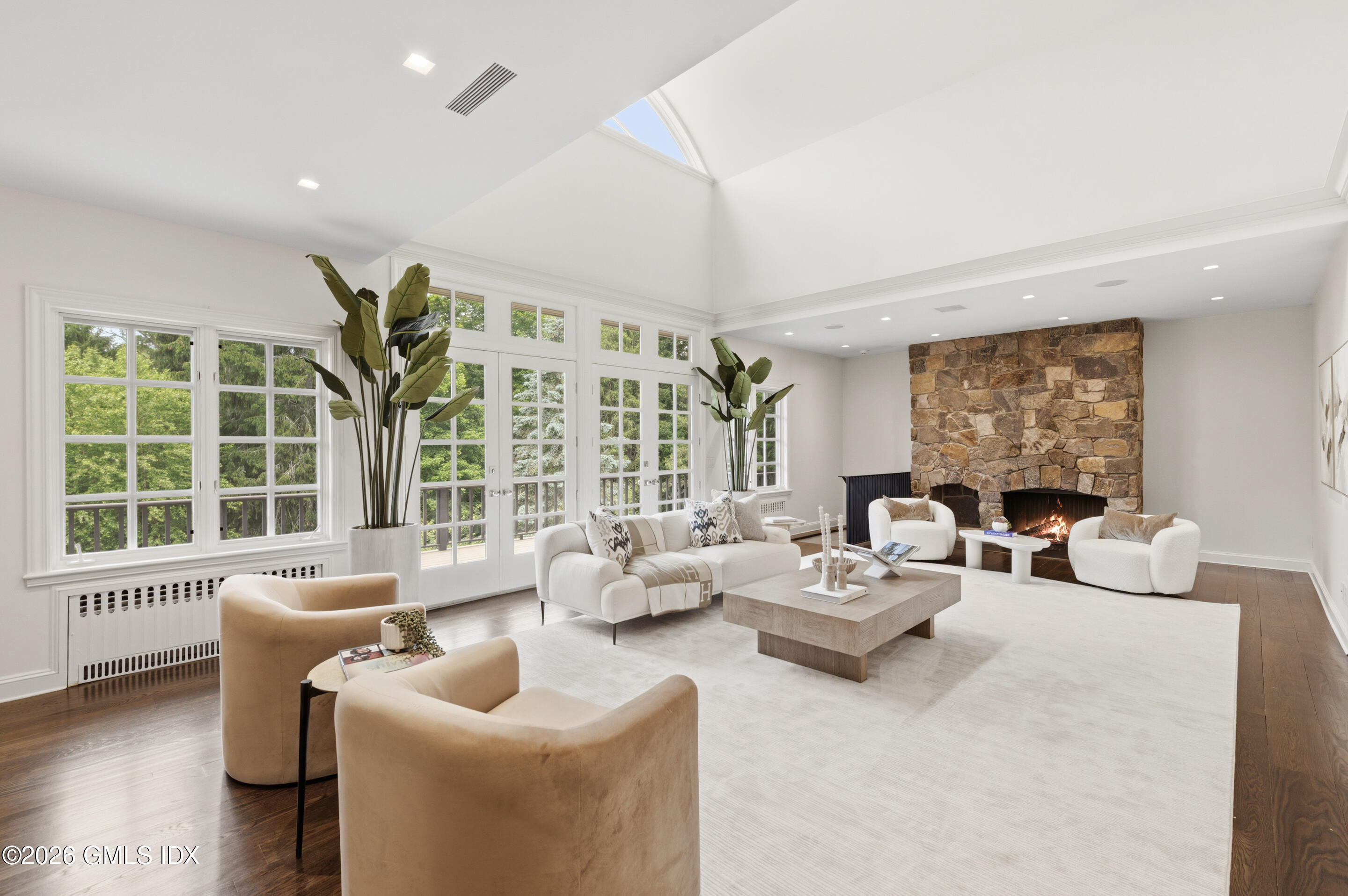 21 Pecksland Road Greenwich, CT 06831 - Photo 4 of 32 LIVING ROOM