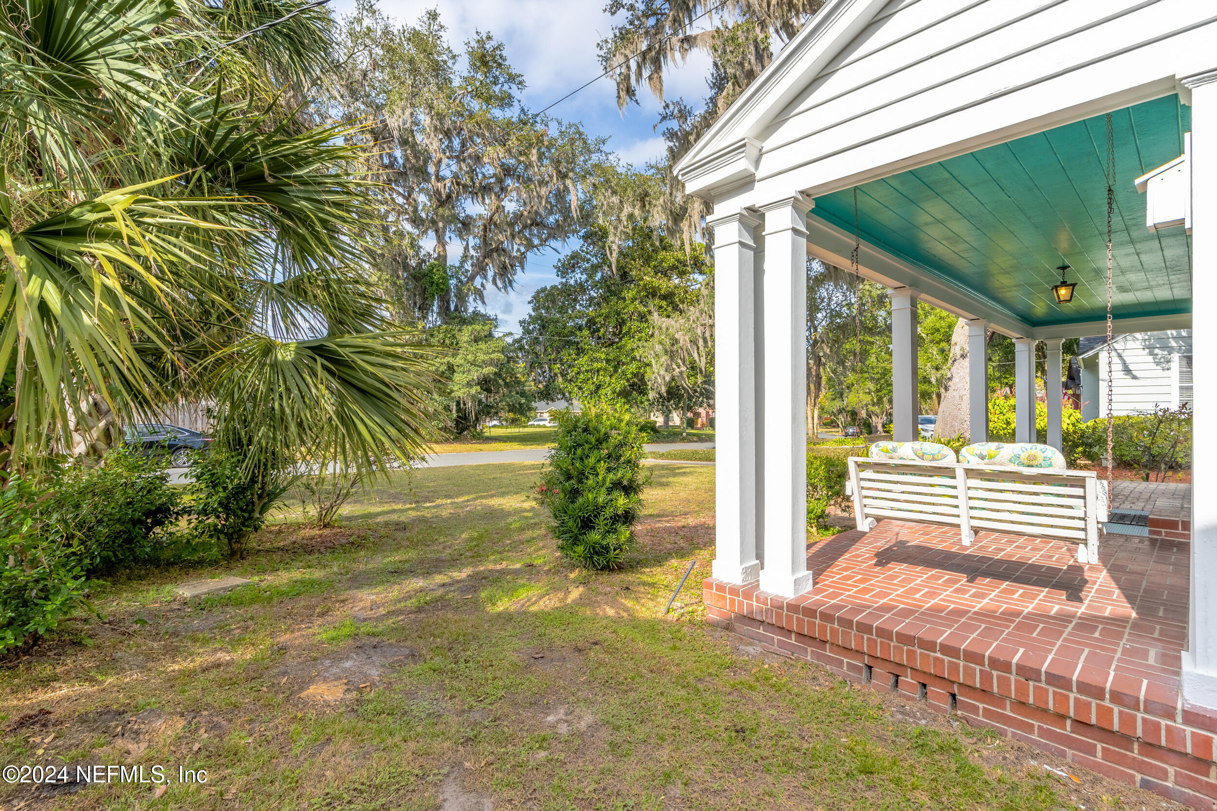 3915 Gadsden Road Jacksonville, FL 32207 - Photo 4 of 27 porch right side