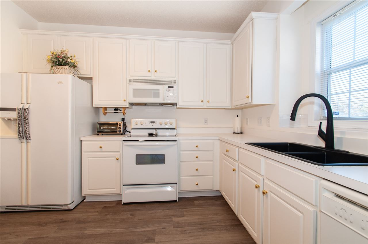 809 Genford Court Raleigh, NC 27609 - Photo 3 of 26 Kitchen