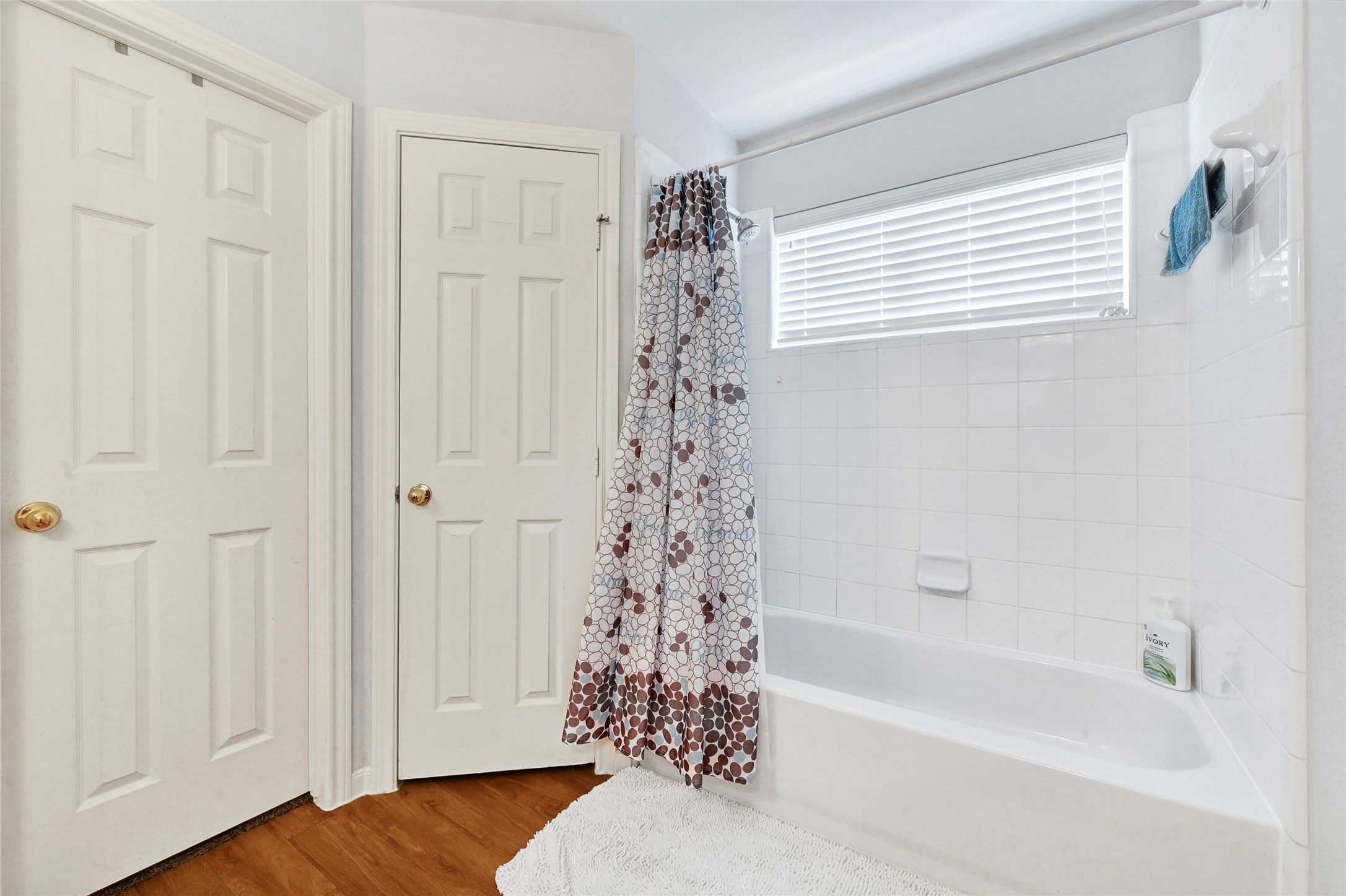 10100 Spring Pl Drive Houston, TX 77070 - Photo 19 of 24 Secondary bathroom featuring a tub and shower combination with convenient access to nearby bedrooms.