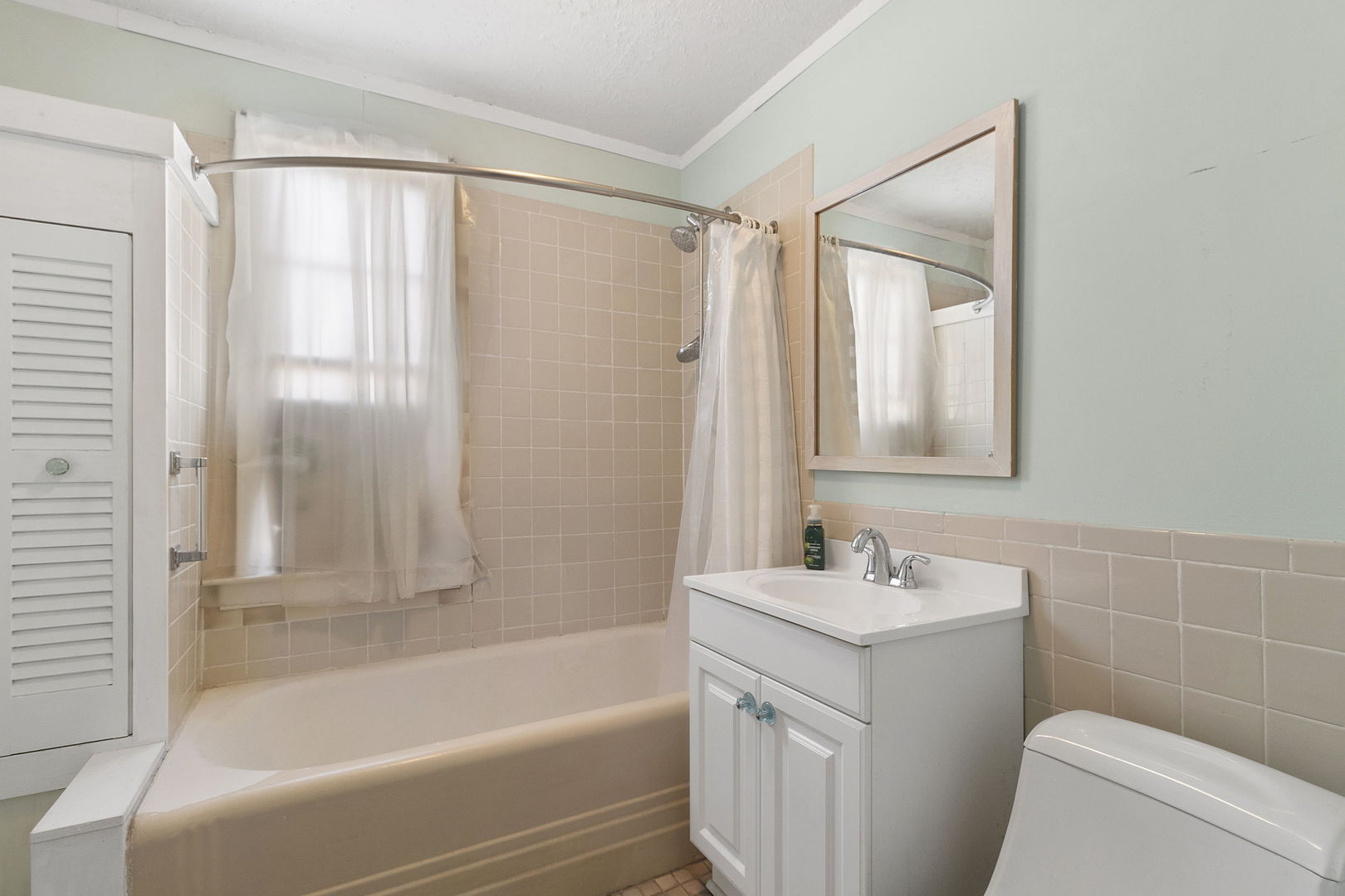 62 Northgate Road Riverside, IL 60546 - Photo 7 of 34 a bathroom with a tub a sink and a mirror