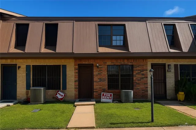 a view of house with a outdoor space