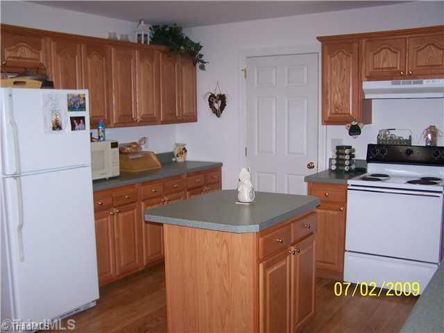 511 Mundy House Road Lexington, NC 27295 - Photo 6 of 10 Kitchen.