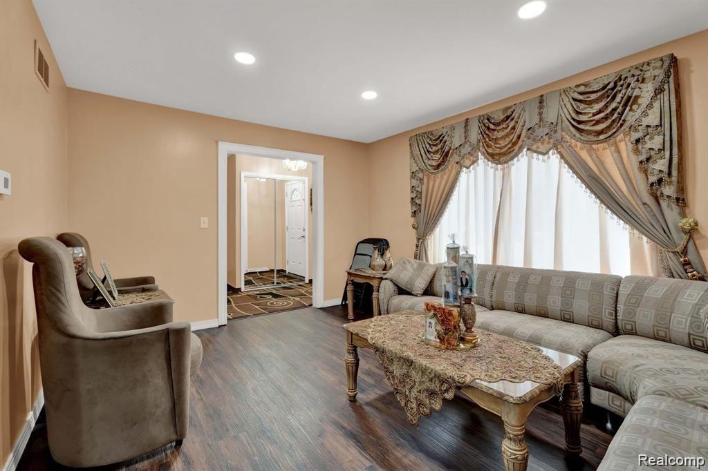 5583 Farmington Road West Bloomfield, MI 48322 - Photo 10 of 31 Gallery Image 10