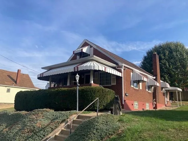 a view of a house with backyard