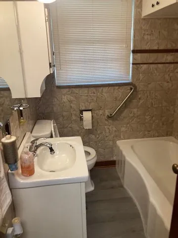 a view of livingroom with furniture