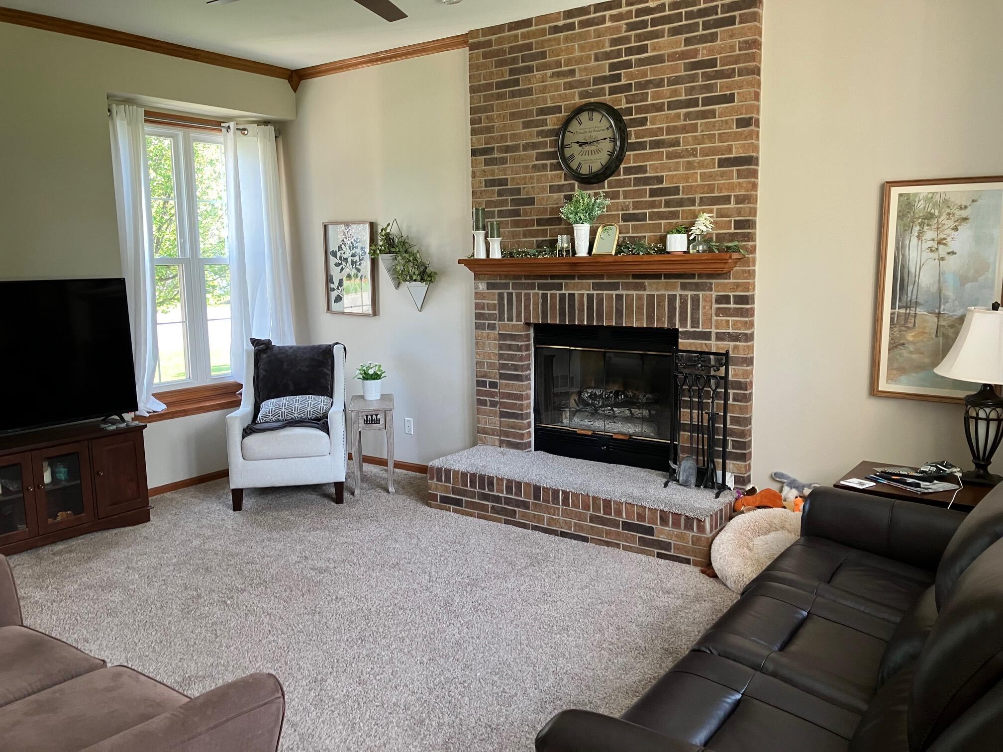 3501 109th Street Pleasant Prairie, WI 53158 - Photo 9 of 14 Living Room